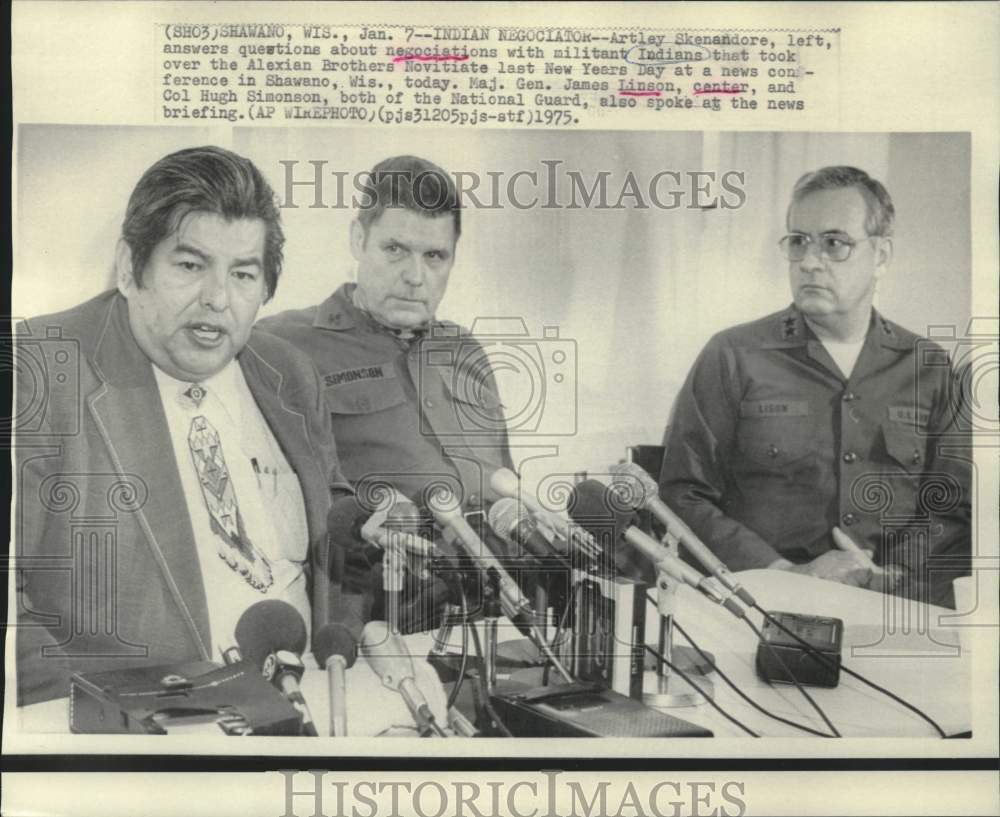 1975 Press Photo Indian negotiators at news conference in Shawano, Wisconsin.-Historic Images