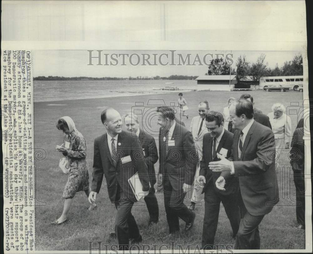 1968 Vice President Humphrey takes mayors and press on tour of home-Historic Images