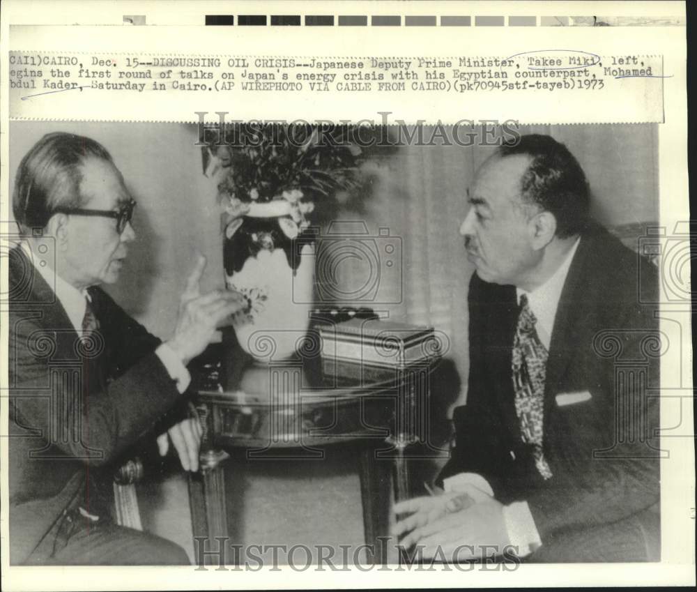 1973 Press Photo Japan&#39;s Takee Miki and Egypt&#39;s Mohamed Kader talk energy crisis-Historic Images