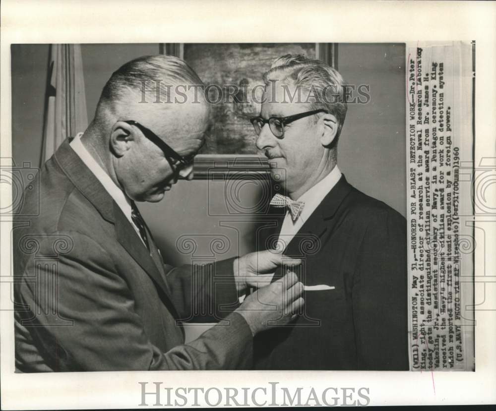 1960 Press Photo Dr. Peter King honored for blast detection work, by Dr. Wakelin - Historic Images