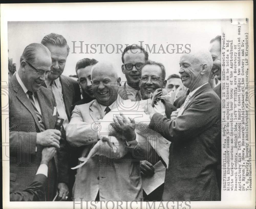 1959 Press Photo 1959 Soviet Premier Khrushchev holds turkey at research center - Historic Images