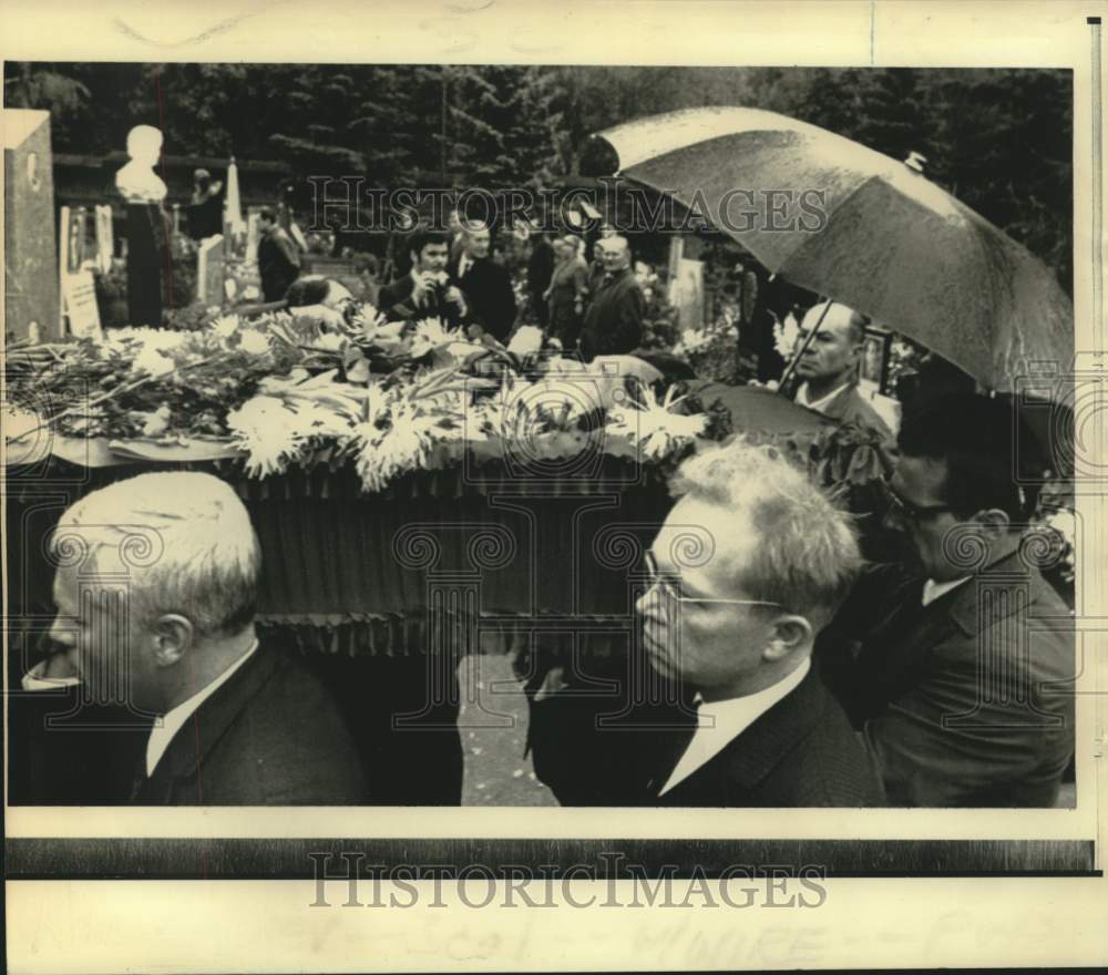 1971 Scene of former Soviet Premier Nikita Khrushchev&#39;s funeral - Historic Images