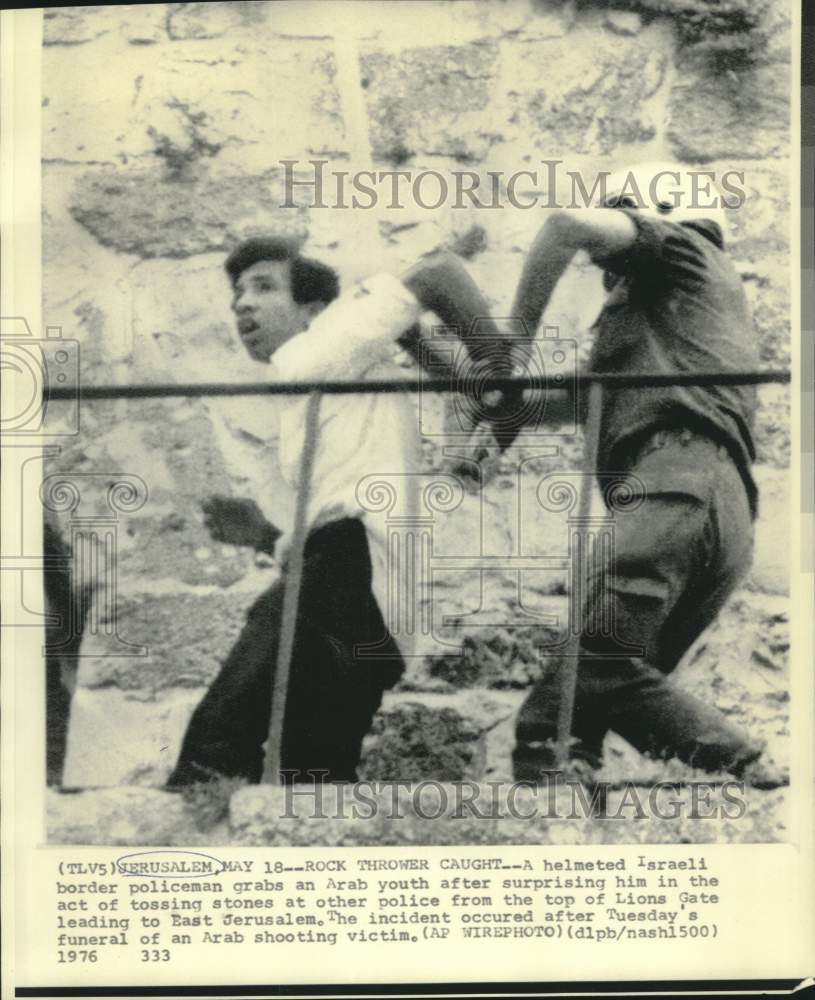 1976 Press Photo Stone throwing youth arrested by Israeli policeman in Jerusalem-Historic Images