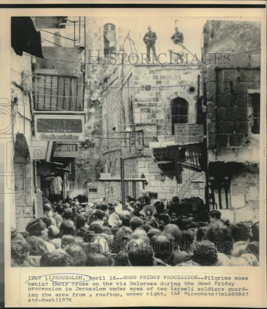 1976 Press Photo Good Friday procession in Jerusalem under eyes of soldiers-Historic Images