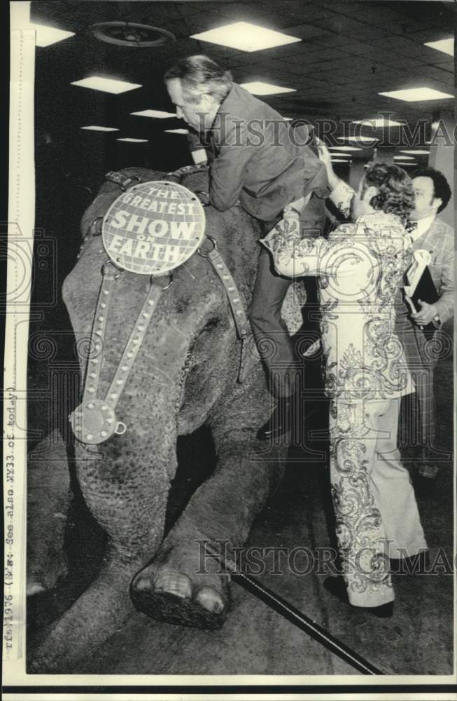 1970 Press Photo Senator Jackson climbs aboard elephant with help of Viadimir - Historic Images