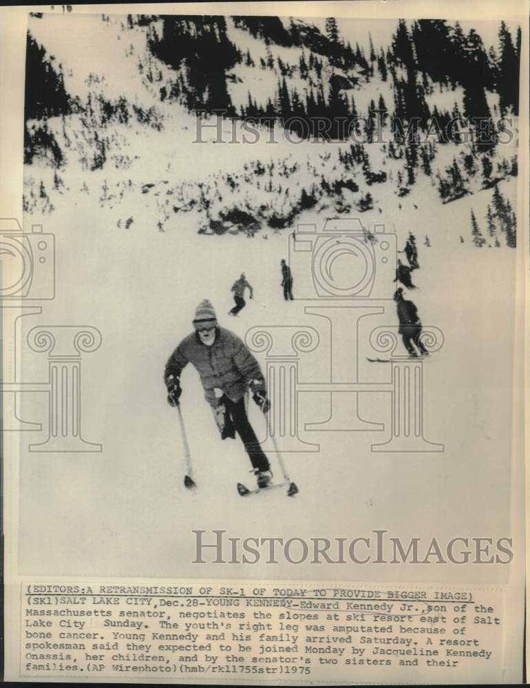 1975 Press Photo Edward Kennedy, Jr. negotiates slopes of Utah ski resort.-Historic Images