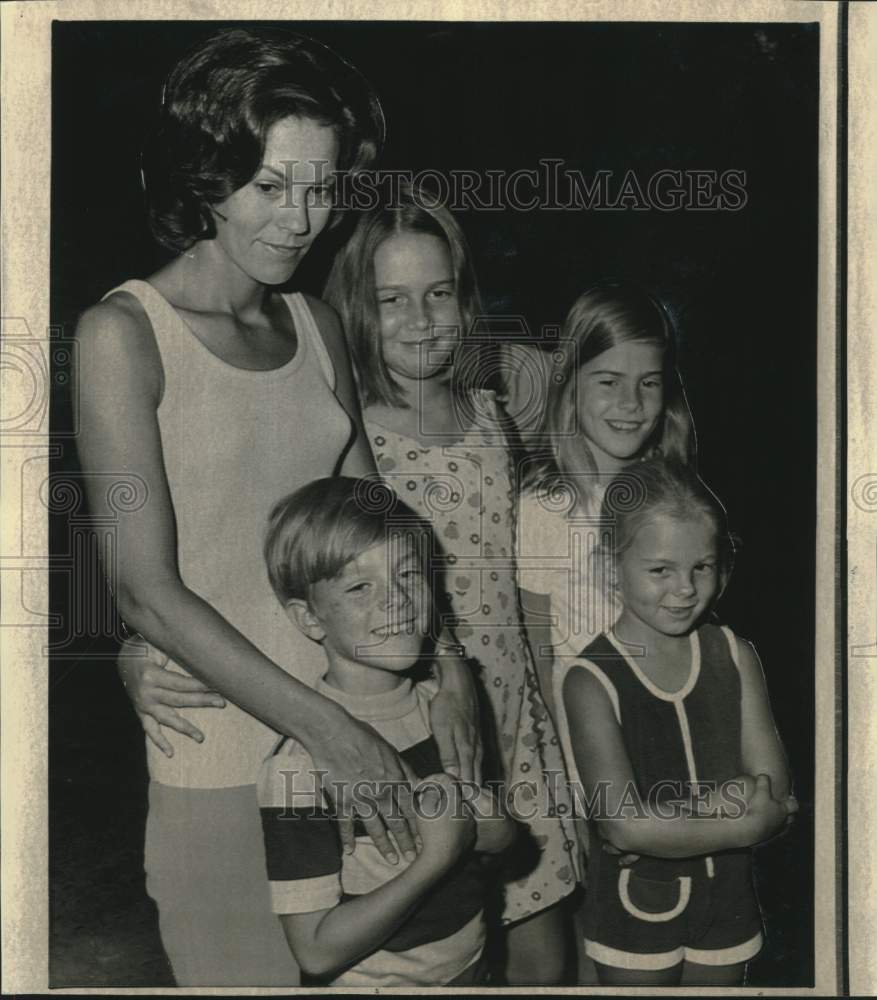 Mrs. Jaimess with children - Historic Images