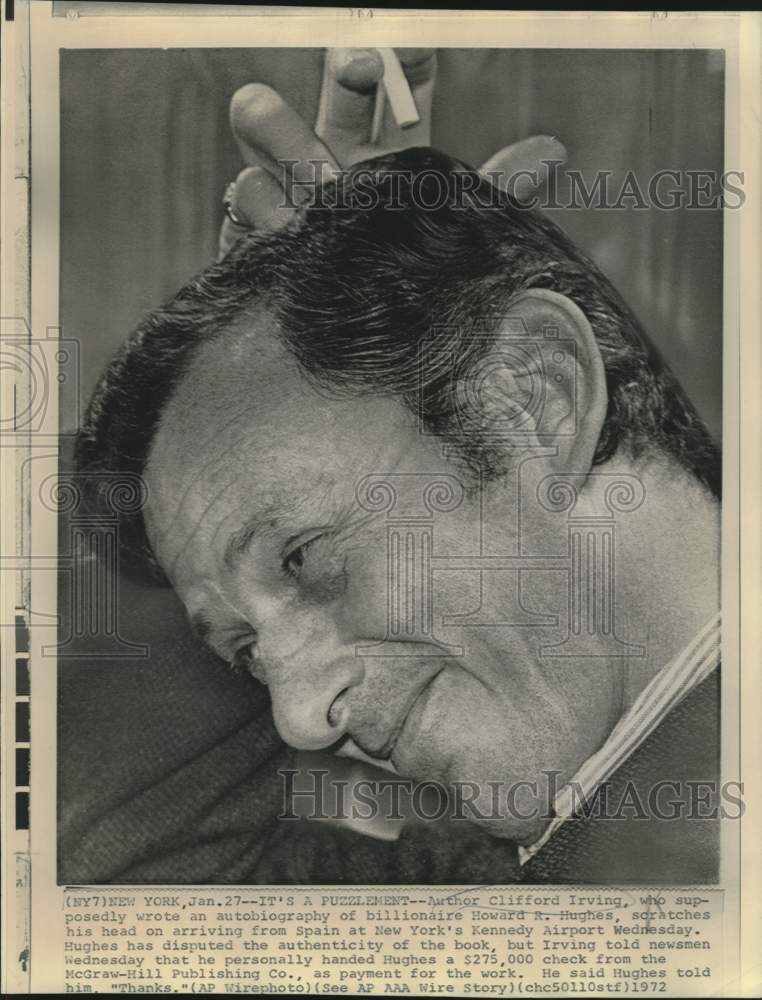 1972 Press Photo Author Clifford Irving scratches his head at news conference. - Historic Images