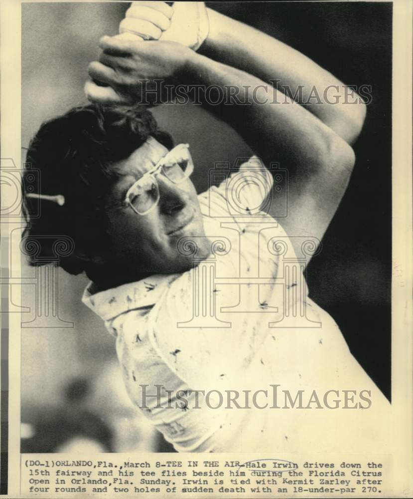 1976 Press Photo Hale Irwin drives down fairway as tee flies past him in Orlando-Historic Images