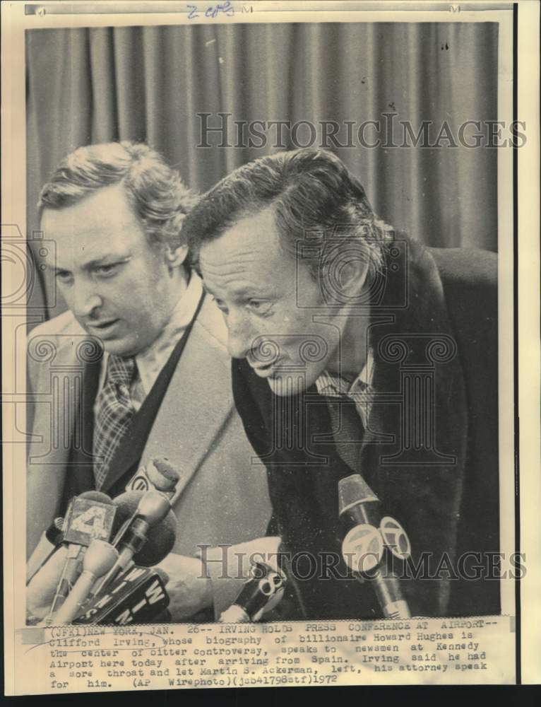 1972 Press Photo Clifford Irving holds press conference at Kennedy Airport-Historic Images