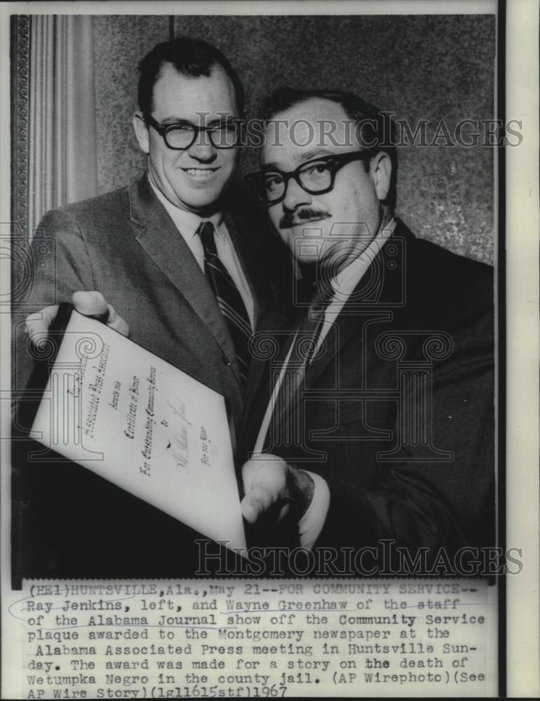 1967 Alabama Journal&#39;s Ray Jenkins and Greenhaw with award. - Historic Images