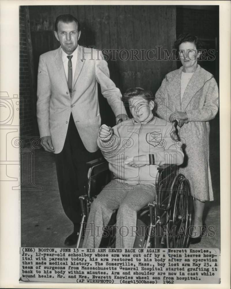 1962 Press Photo Accident victim Everett Knowles, Jr. with parents - now14935-Historic Images