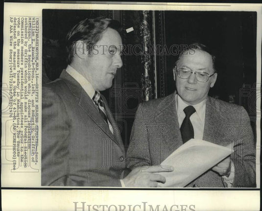 1976 Press Photo Senators William Brock and Robert Griffin discuss legislation-Historic Images