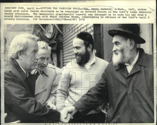 1976 Press Photo Senator Henry Jackson greets Jewish merchants in New York - Historic Images