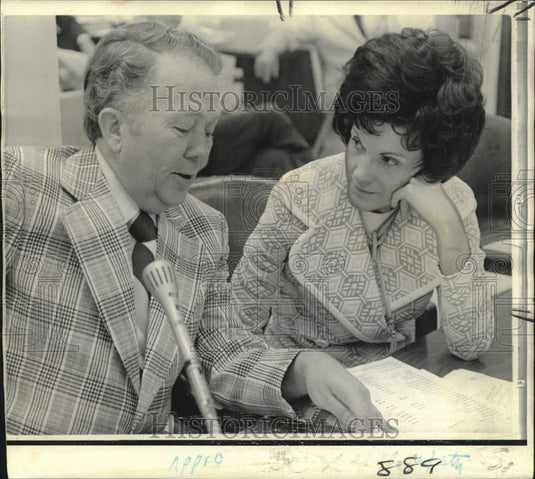 1974 Press Photo Charles Roemer and Representative Johnson at budget meeting-Historic Images