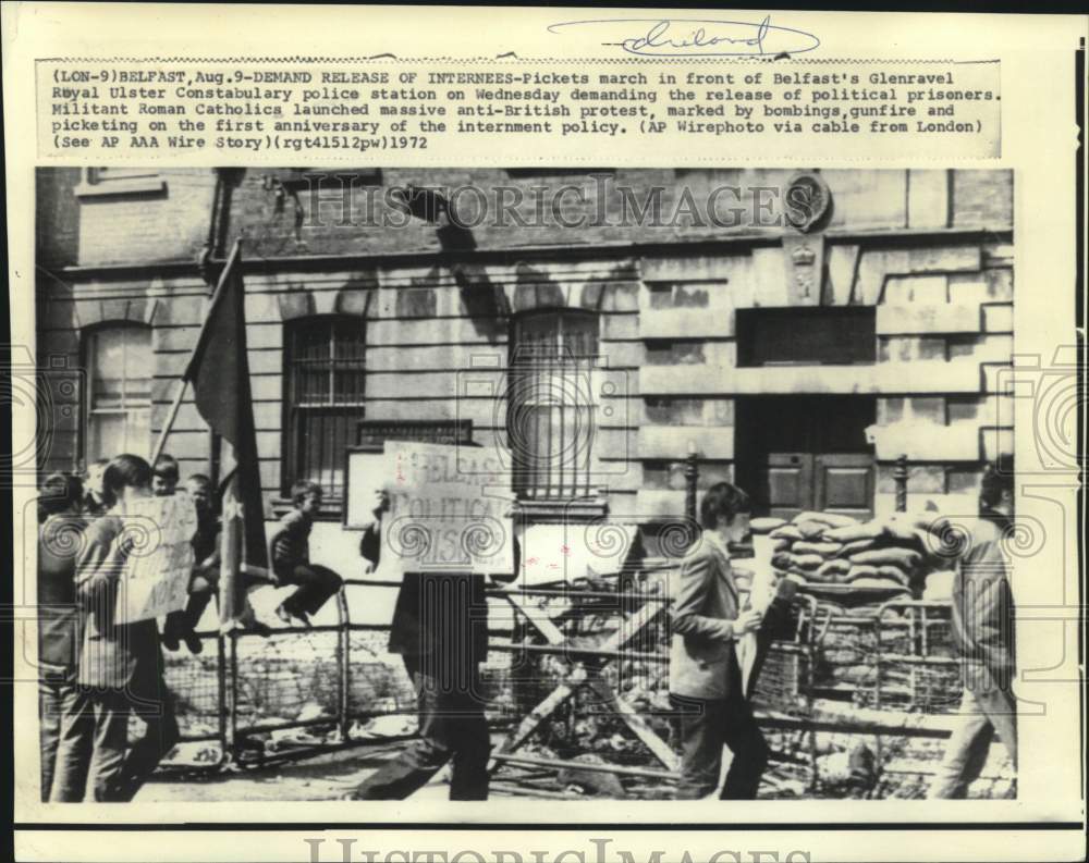 1972 Pickets march at Belfast&#39;s Glenravel Ulster police station - Historic Images