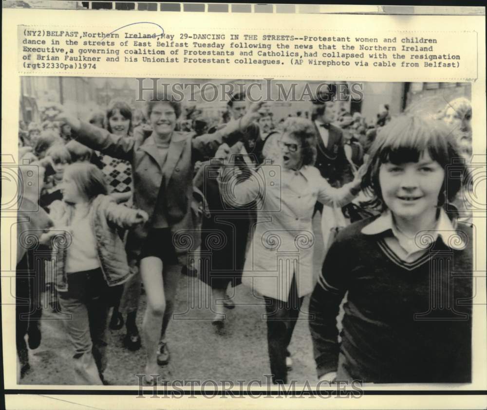 1974 Women and children of Belfast dance in the streets - Historic Images