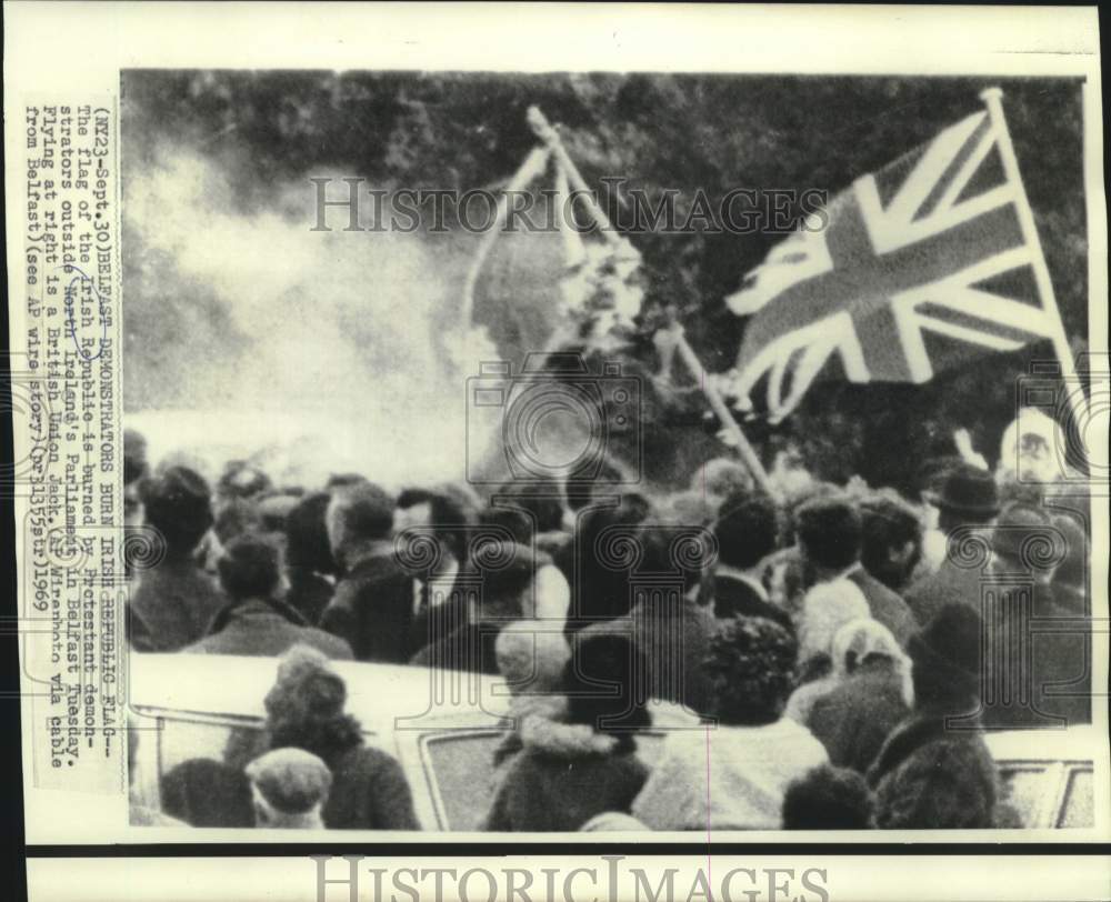 1969 Belfast demonstrators burn Irish Republic flag - Historic Images