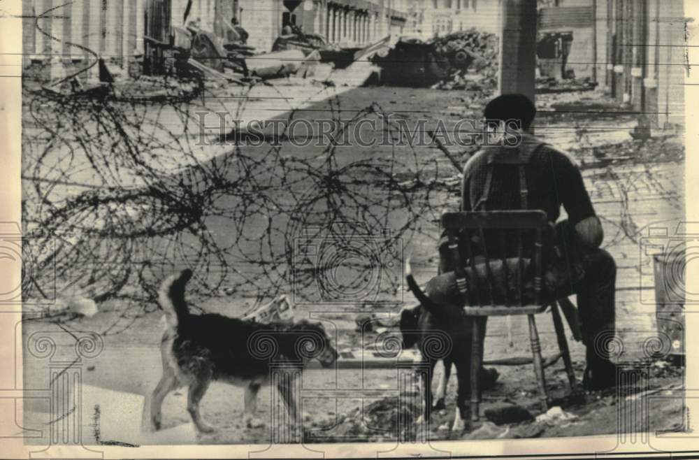 1969 Press Photo British soldier sits near barricade with two dogs. - now15390-Historic Images