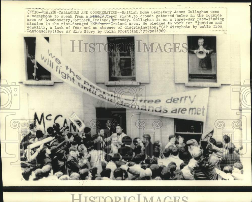 1969 Press Photo British Home Secretary James Callaghan speaks with megaphone-Historic Images