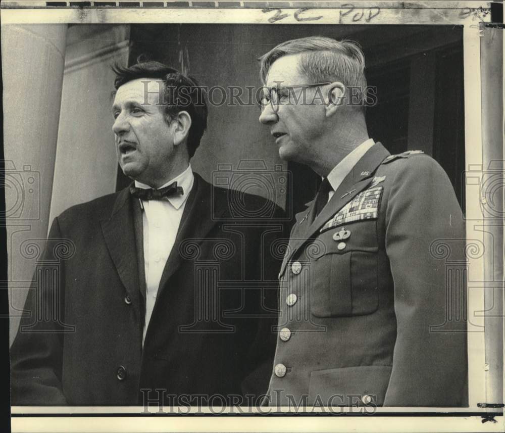 1971 Press Photo Colonel Oran Henderson with civilian attorney outside courtroom-Historic Images