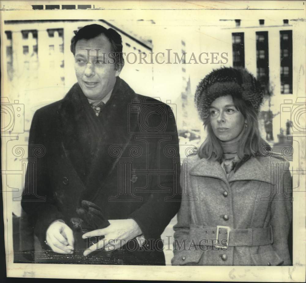 1972 Press Photo Clifford and Edith Irving in Manhattan after indictment.-Historic Images