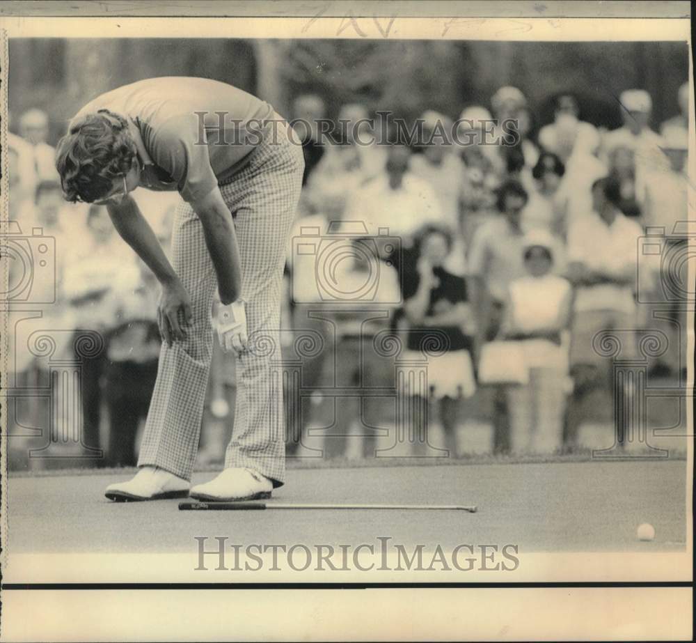 1976 Hale Irwin hands head after misses birdie putt - Historic Images