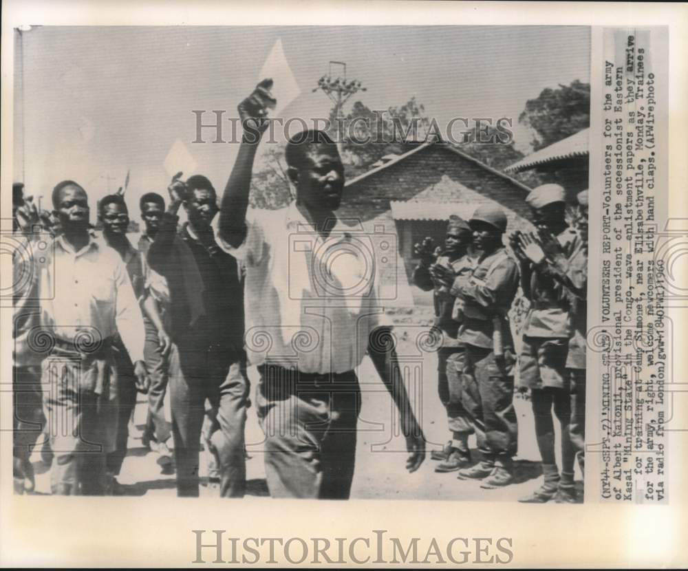 1960 Press Photo Army of Kalonji volunteers wave papers when greeted - now15591-Historic Images