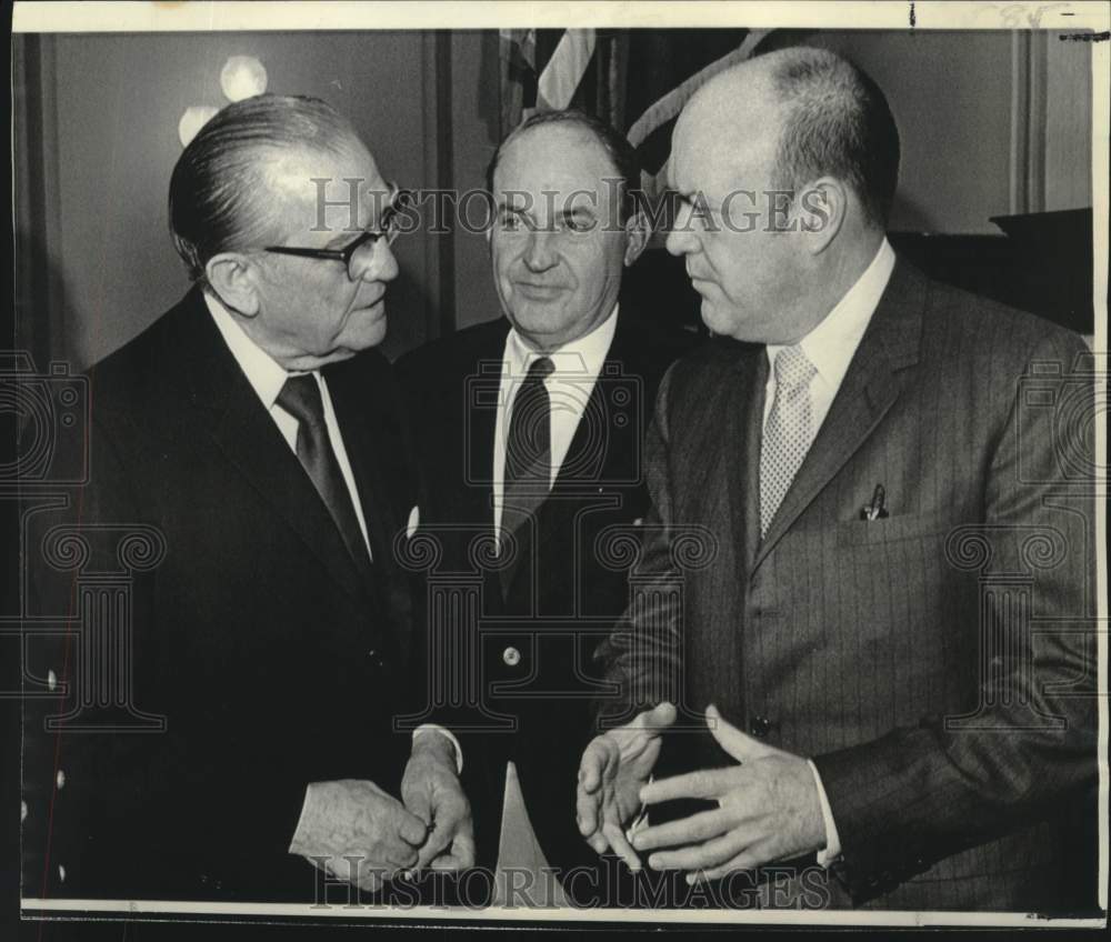 1971 Press Photo Defense Secretary Laird with Senate Armed Services members - Historic Images