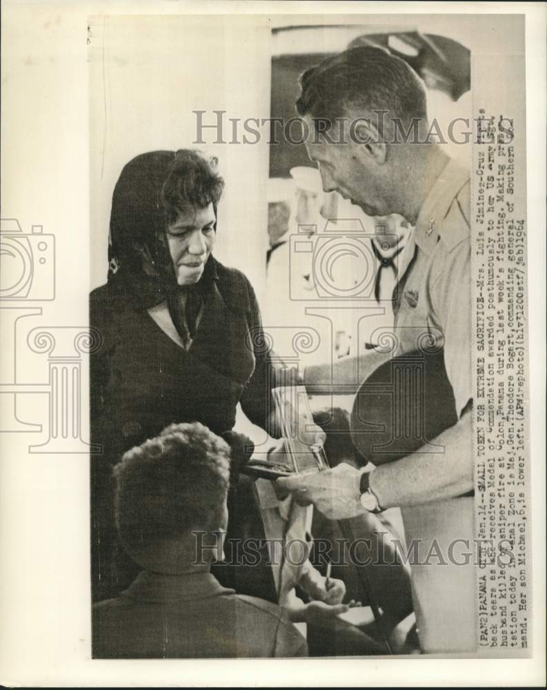1964 Mrs. Luis Jiminez-Cruz receives posthumously husband's award - Historic Images