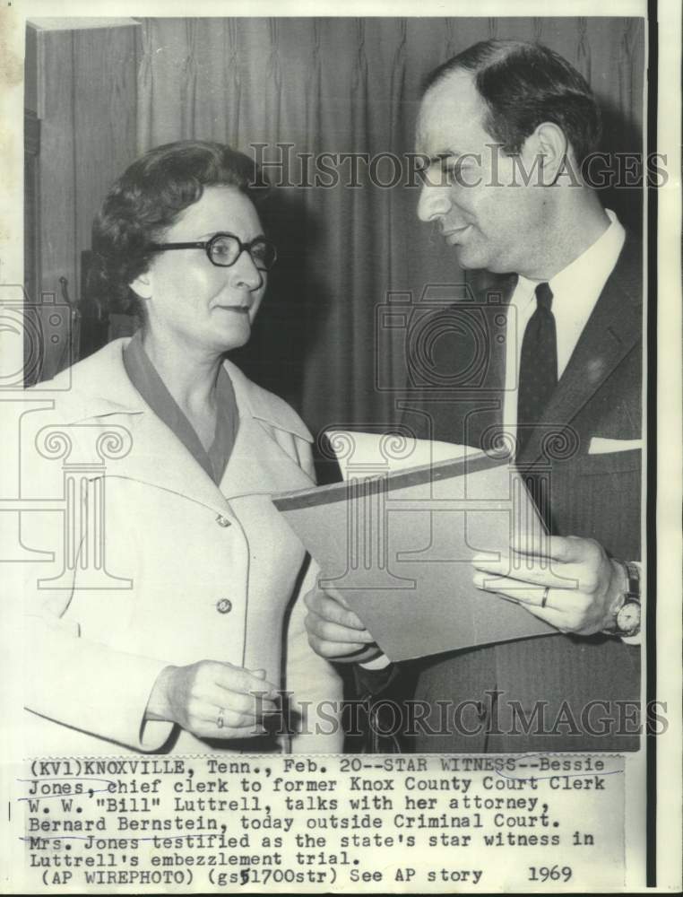 1969 Press Photo Bessie Jones with attorney Bernstein at Knoxville Court.-Historic Images