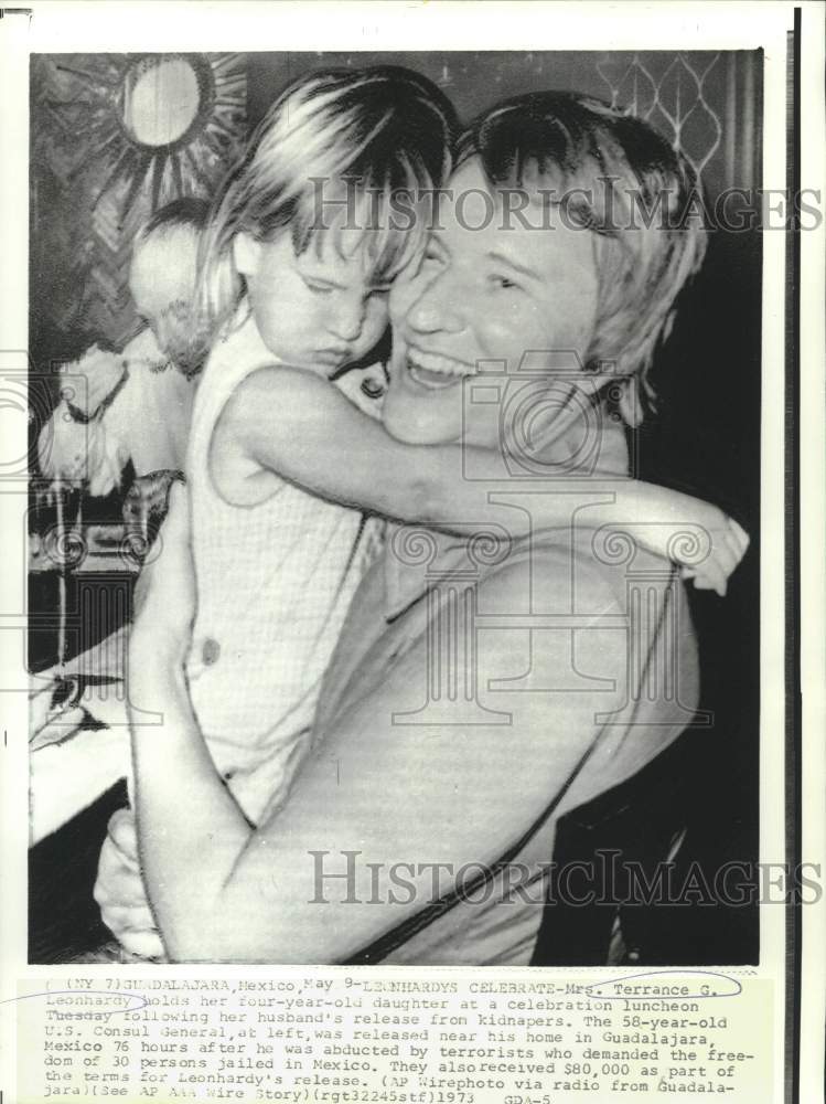 1973 Press Photo Terrance Leonhardy family celebrate his kidnap release - Historic Images