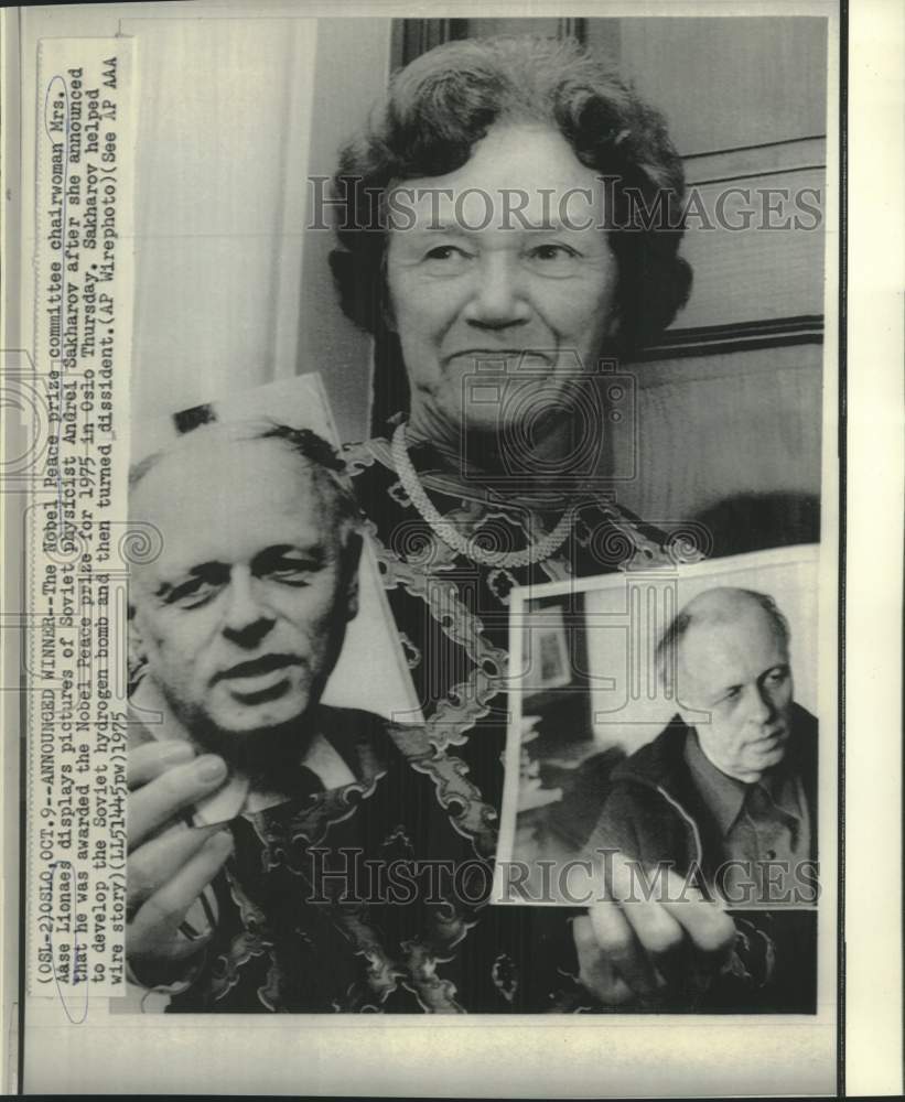 1975 Nobel Prize chairwoman Mrs. Lionaes displays prize winner - Historic Images