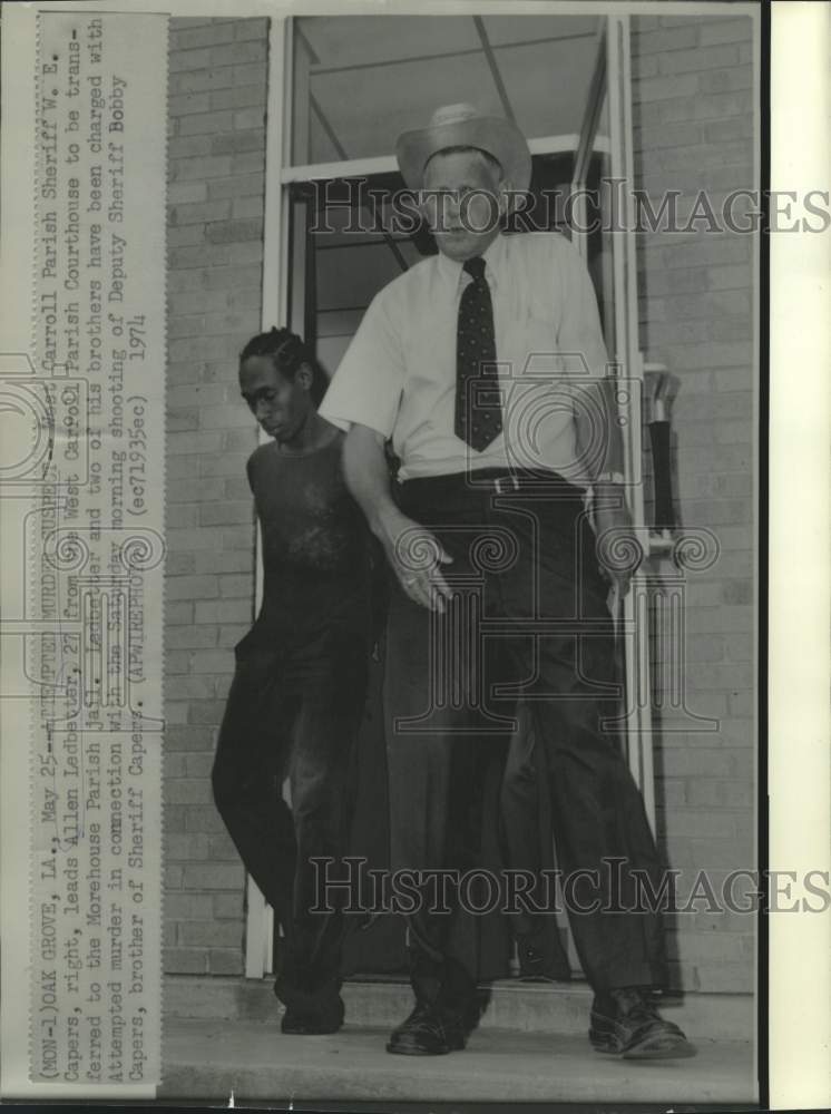 1974 Sheriff Capers led Allen Ledbetter from West Parish Courthouse - Historic Images