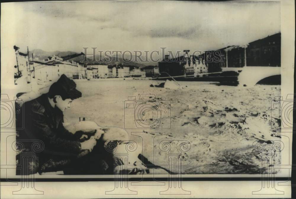 1966 Italian soldier sandbags banks of Arno River at Pisa after rain - Historic Images