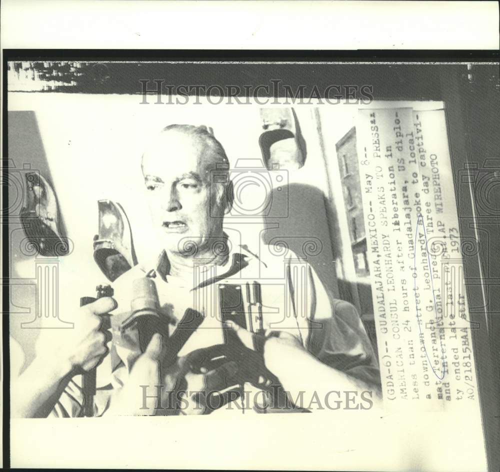 1973 Press Photo Released kidnap victim Leonhardy with press in Guadalajara - Historic Images