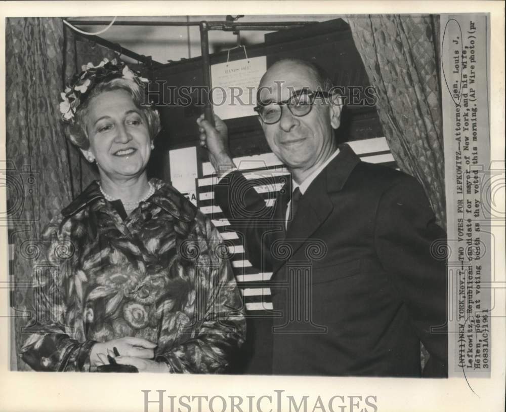 1961 Press Photo Attorney General and Mrs. Louis Lefkowitz pose at voting booth.-Historic Images