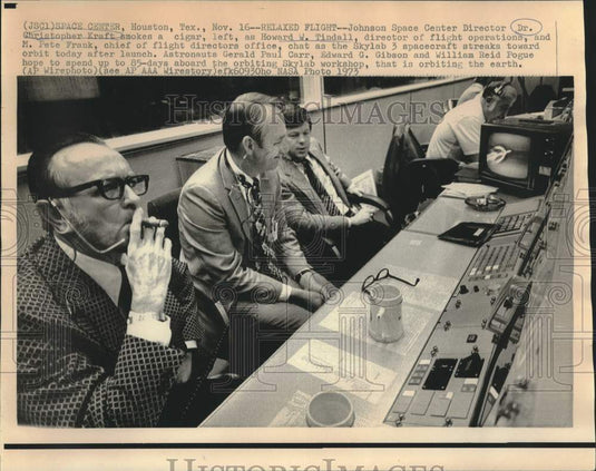 1973 Johnson Space Center Director Kraft and others relax - Historic Images