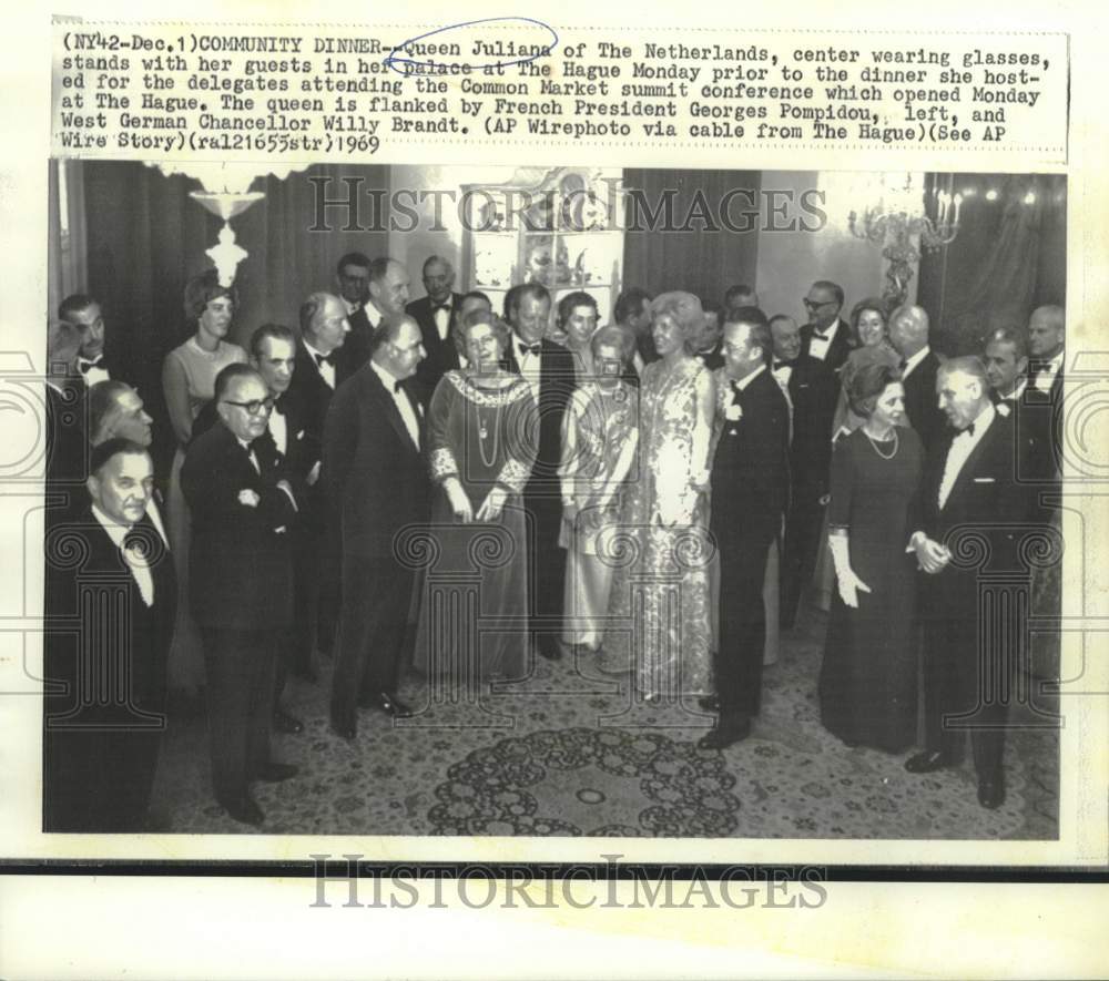 1969 Netherlands Queen Juliana and others at Hague dinner party - Historic Images