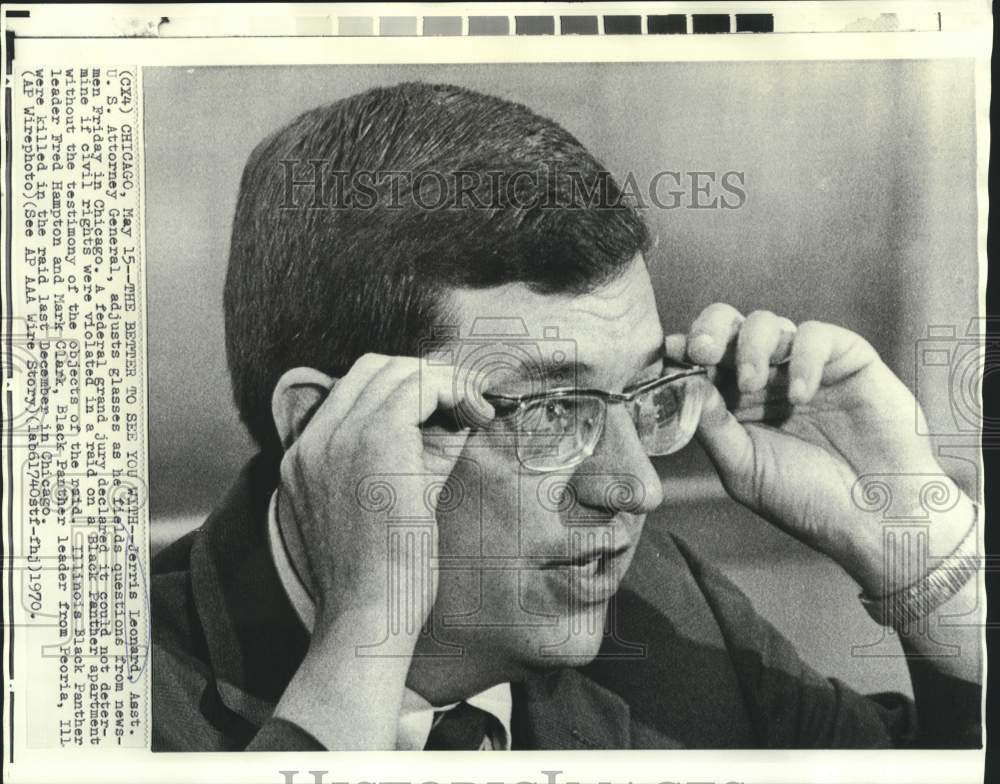 1970 Press Photo Assistant Attorney General Leonard with newsmen in Chicago-Historic Images