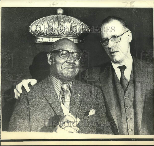 1972 Press Photo Walter Leonard and another pose for photo. - now16942-Historic Images