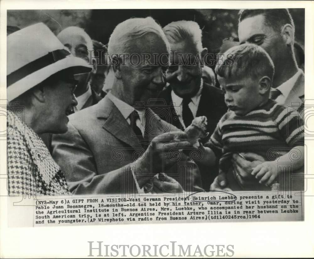 1964 Press Photo West Germany&#39;s Luebke presents gift to Pablo in Argentina-Historic Images