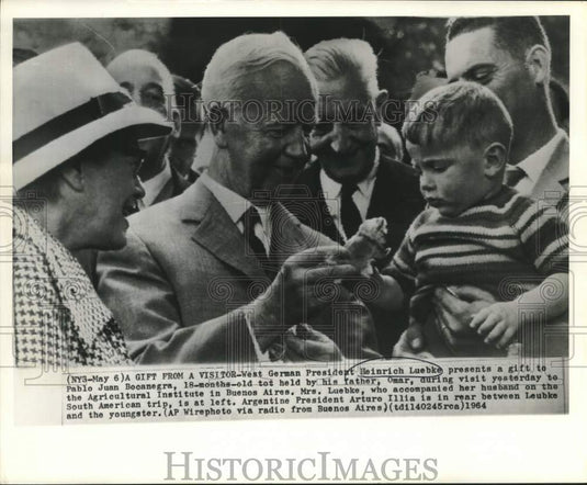 1964 Press Photo West Germany's Luebke presents gift to Pablo in Argentina-Historic Images
