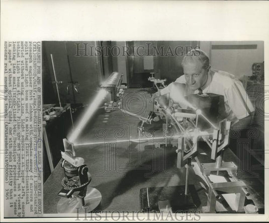 1965 Press Photo Stanford research engineer Matt Lehmann with laser light movie - Historic Images
