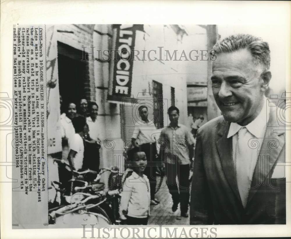 1964 Press Photo Ambassador Henry Cabot Lodge smiles while walking Saigon street-Historic Images