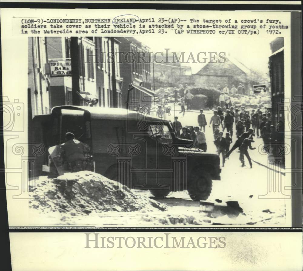 1972 Press Photo Soldiers take cover from rock-throwing youths in Londonderry.-Historic Images