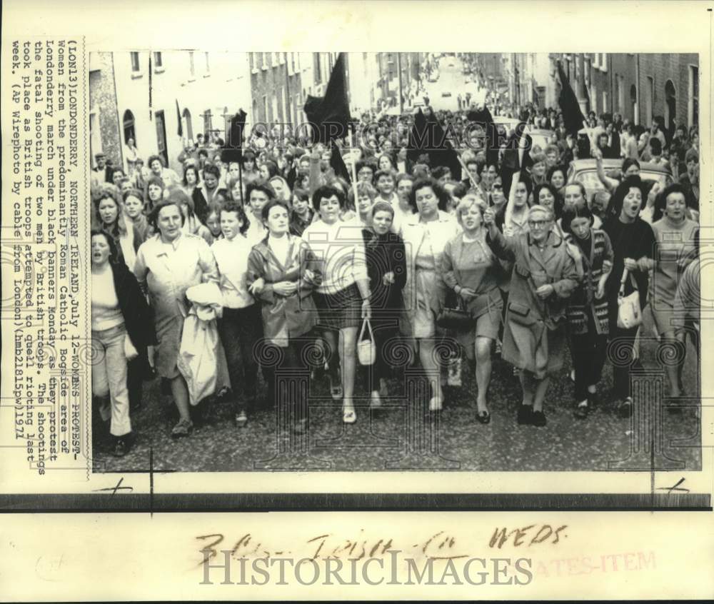 1971 Press Photo Bogside&#39;s Roman Catholic women march under black banners-Historic Images