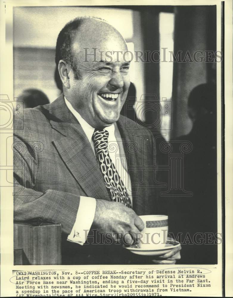 1971 Press Photo Defense Secretary Laird relaxes with cup of coffee with newsmen-Historic Images