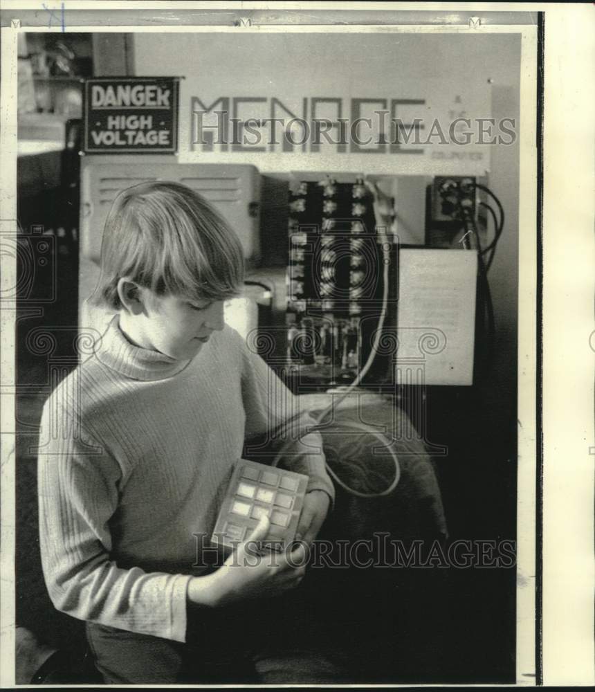 1974 Christopher Kinesey with his computerized tic-tac-toe project - Historic Images