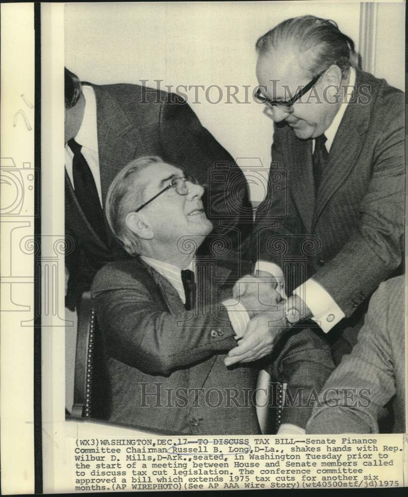 1975 Press Photo Senator Russell Long and Representative Mills shake hands. - Historic Images